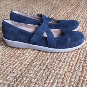 Vionic blue suede flats
